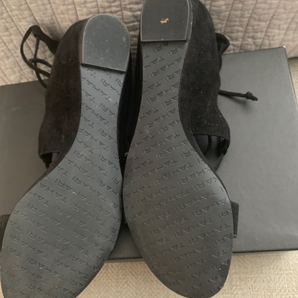 Tahari Camden sandal in black - Picture 2 of 3